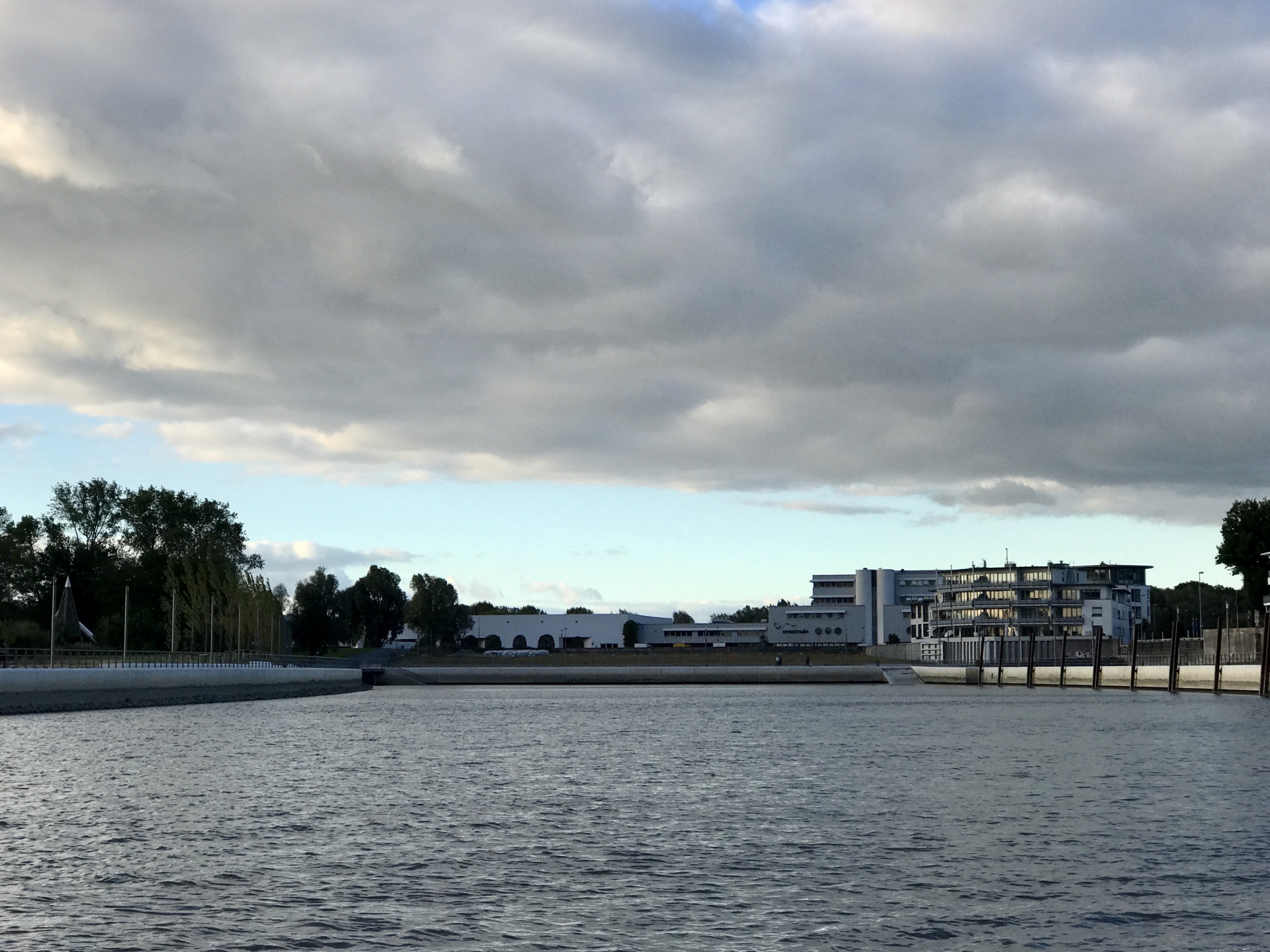 2018-08-30 Mein Wedel - Schulauer Hafen von Westmole bei bewölktem Himmel
